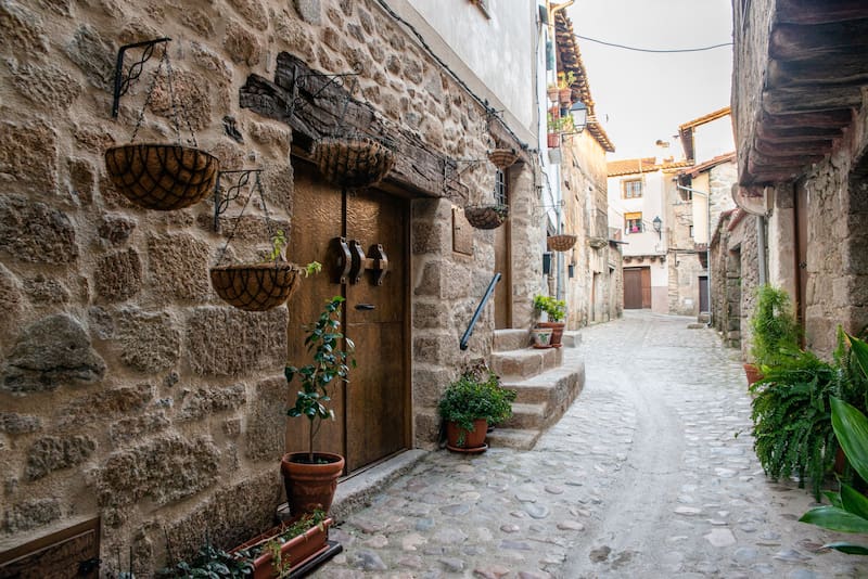 Una calle típica de San Martín de Trevejo. Imagen: Shutterstock.