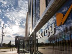 Naturgy firma con el BEI un préstamo por 1000 millones de euros para invertir en proyectos de energía solar fotovoltaica y eólica en España