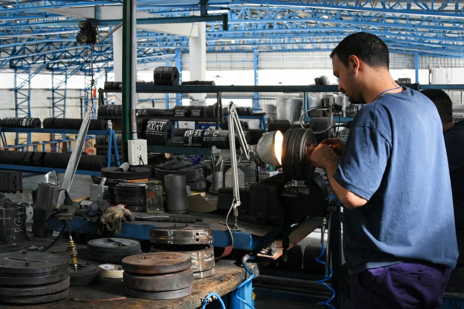 Todo rojo: los datos que muestra la industria en medio de la pelea con Milei