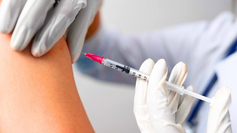 La campaña busca prevenir brotes de dengue, protegiendo a la población juvenil en la ciudad (Fuente: Freepik)