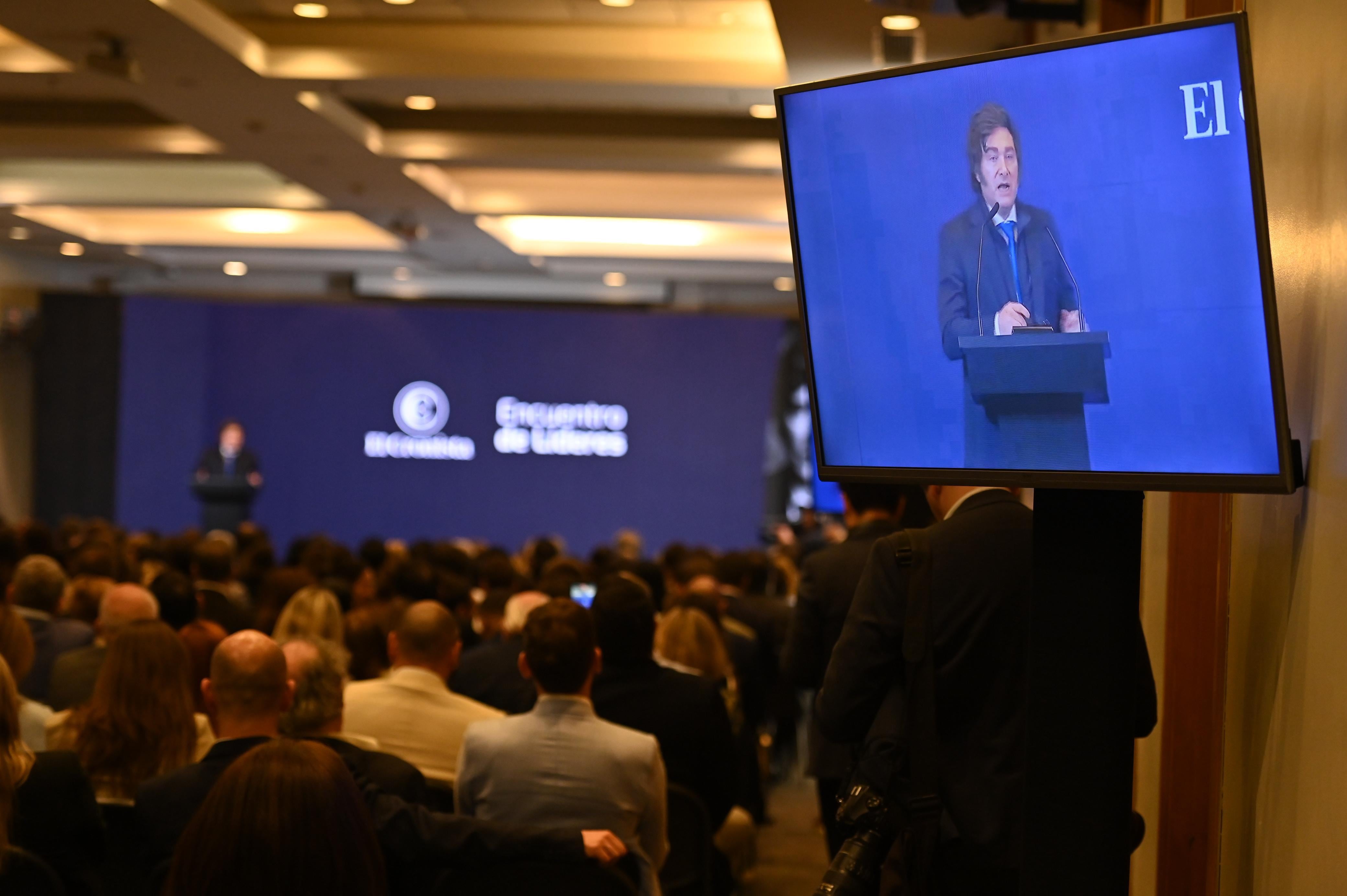 Milei ratificó su política cambiaria y explicó por qué no acumula reservas: “Es una contradicción” Milei ratificó su política cambiaria y explicó por qué no acumula reservas: “Es una contradicción”