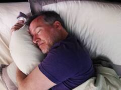 La postura ideal para dormir para los adultos mayores, que protege el corazón y cura el dolor de espalda y los calambres musculares