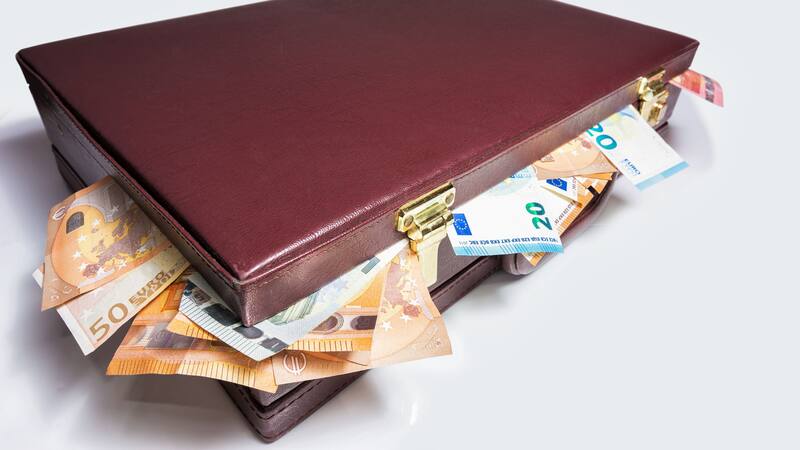 Cuánto dinero hay que ganar al mes para no ser pobre y llegar a ser clase media en abril de 2025, según la OCDE.