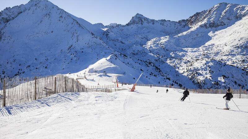 Descubrí cómo hacer para trabajar en la pista de esquí más grande de los Pirineos.