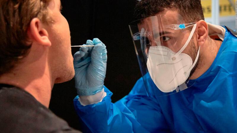 Una de las principales preocupaciones actuales de los científicos pasa por las variaciones de Ómicron, la cepa que provocó estragos en el mundo en diciembre y enero.