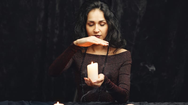 Utilizar colores y esencias apropiadas en tus rituales según el día de la semana puede potenciar aún más tus intenciones.