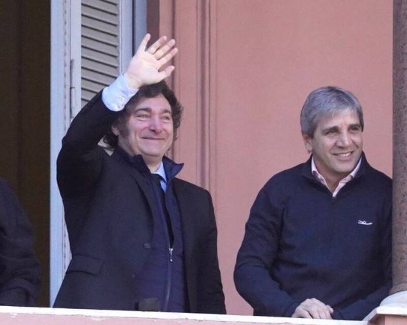 Milei y Caputo fueron a saludar al público apostado en la Plaza de Mayo después de la reunión de Gabinete.