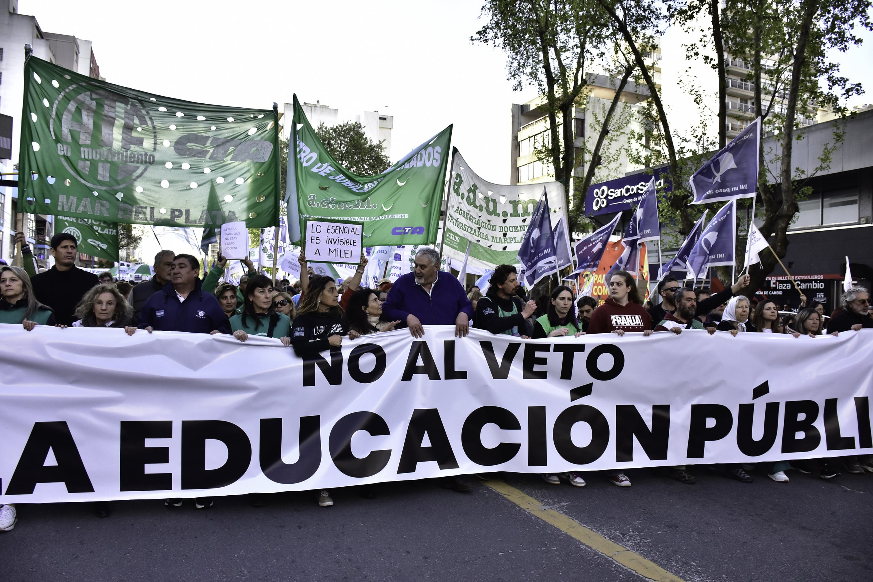 Milei acusó a la oposición de esconder tramas de corrupción detrás del financiamiento a instituciones públicas.