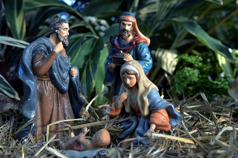 Los principales símbolos de la Navidad son el arbolito, el pesebre y Papá Noel. (Fuente: Pixabay)