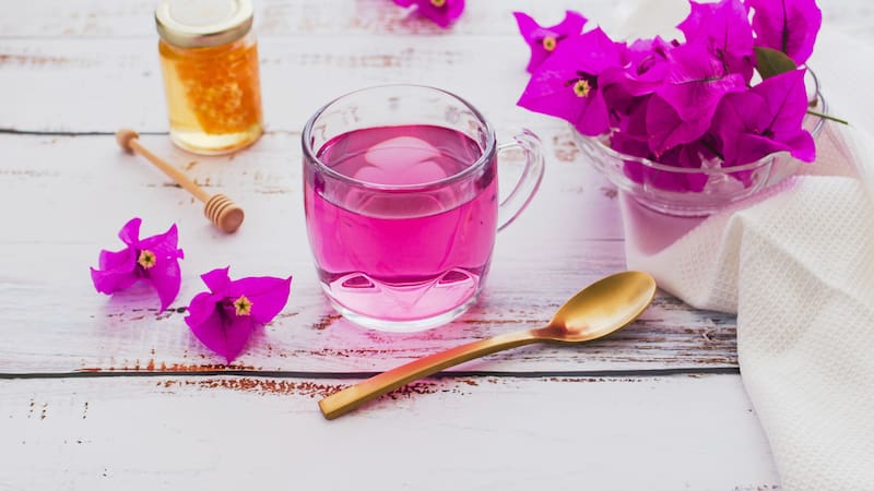 Adiós a la tos: el té que "lo cura todo" es un remedio natural que alivia el dolor de garganta y mejora el aspecto de la piel.