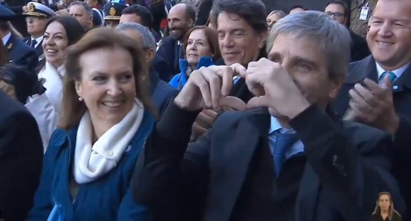 Caputo, distendido en Córdoba en el acto por el 25 de Mayo tras los elogios de Milei