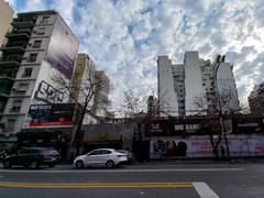 Subastan un mega terreno estratégico, en una esquina porteña emblemática