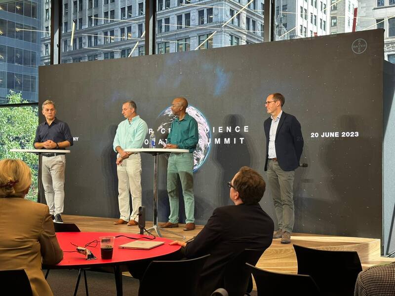 Santos (primero, desde la izquierda), junto a la primera línea del negocio de Crop Science de Bayer.