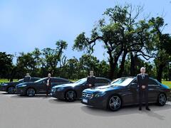 Empezó con un coche fúnebre y ahora traslada a empresarios top, embajadores y reyes