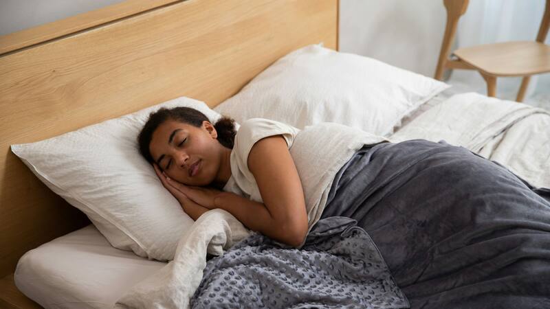 Un estudio analizó si dormir más el fin de semana compensa la falta de sueño de la semana.