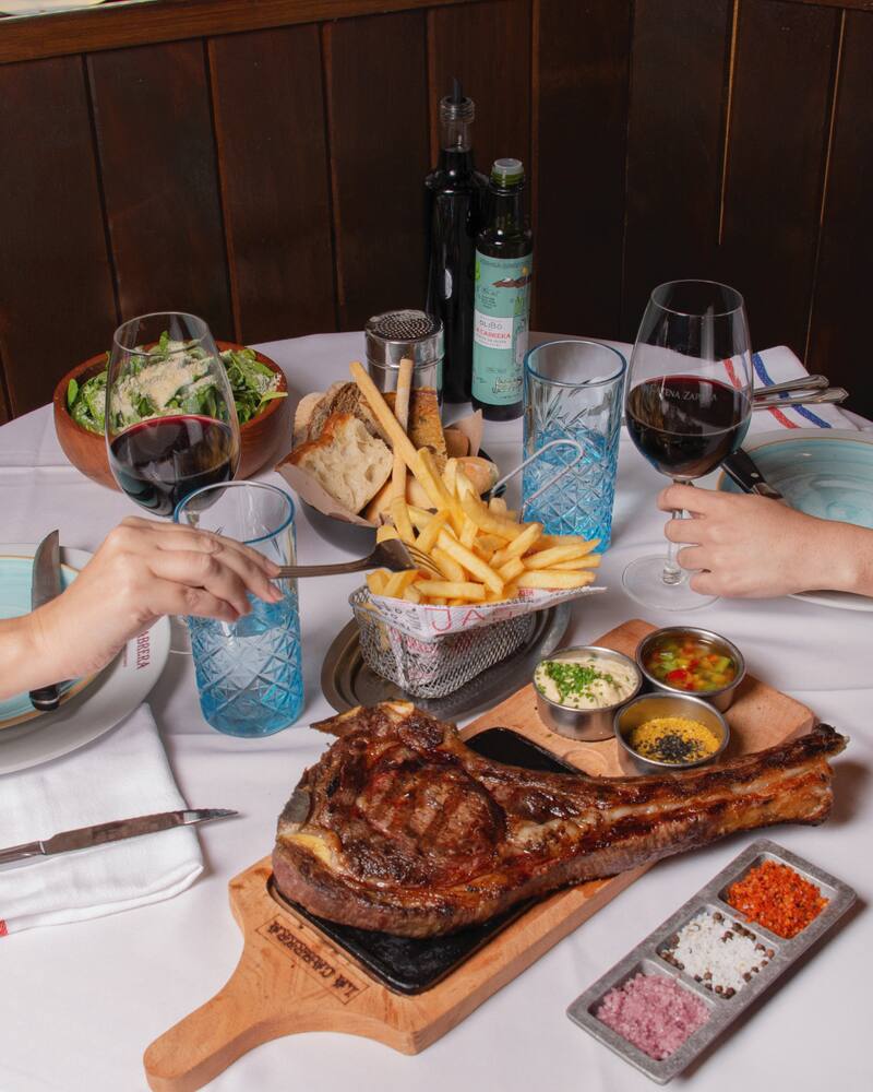 El punto de cocción ideal resalta el sabor y la textura, ofreciendo un bife dorado y jugoso (Fuente: @lacabrera_bsas / Instagram)