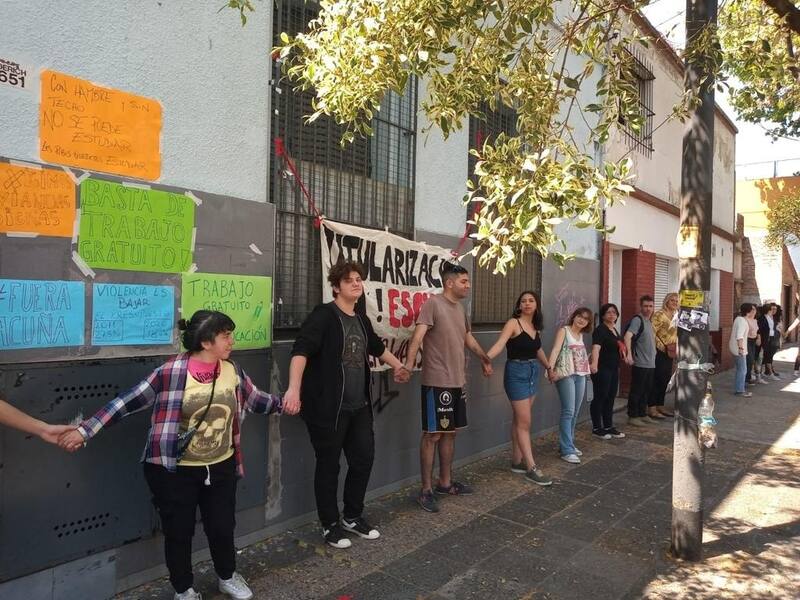 Los docentes paran tanto en solidaridad con los alumnos como en reclamo por una mejora salarial.