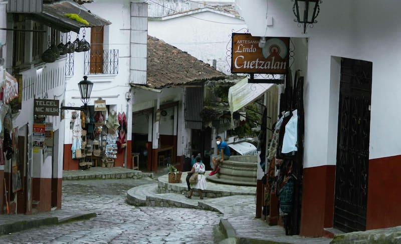 Las calles de Cuetzalan conservan el trazado colonial y el respeto por sus tradiciones. Foto: Pexels.