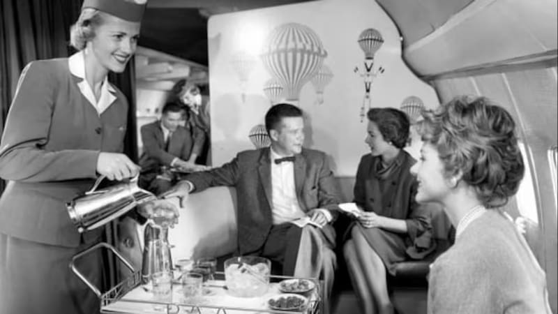 Cómo se viajaba en avión hace 60 años: comidas lujosas, cigarrillos y copas de champagne.