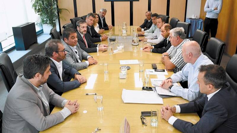 Guillermo Moser, de Luz y Fuerza, ayer al suscribir la paritaria con el ministro Triaca y las empresas del sector