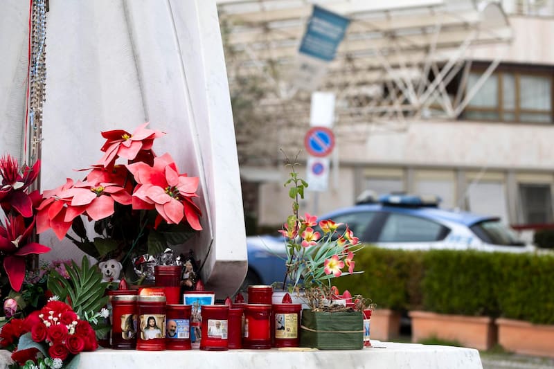 Ofrendas religiosas y pedidos por la salud del papa Francisco. Fuente: EFE.