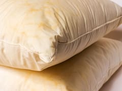 Ni vinagre ni bicarbonato: el truco infalible para quitarles las manchas a las almohadas y que queden blancas