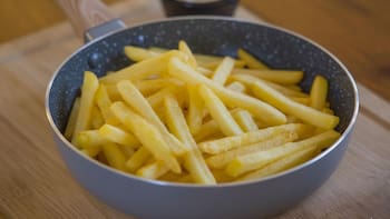Ni vinagre ni hielo: el truco de un chef para que las papas fritas queden crujientes y sabrosas