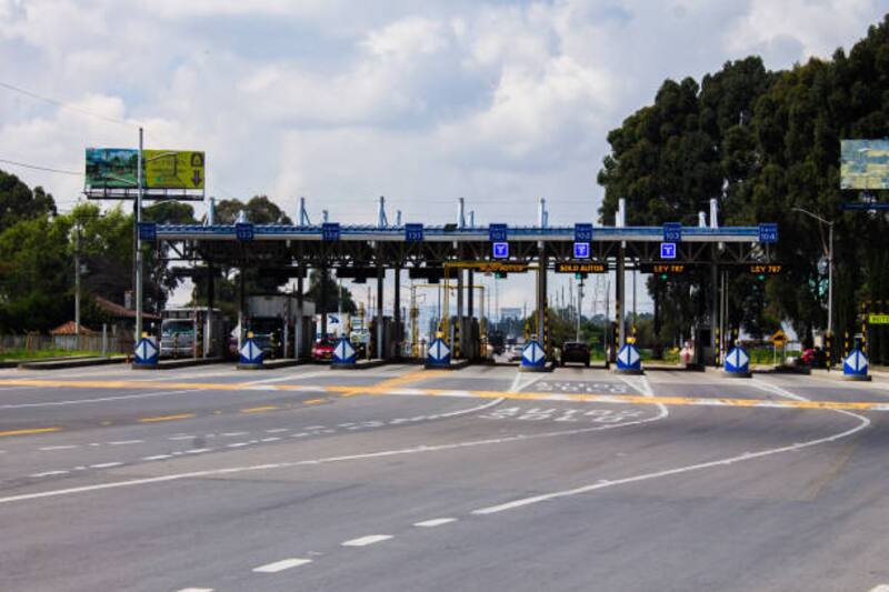 El aumento en las tarifas de los peajes se da en todo el país.