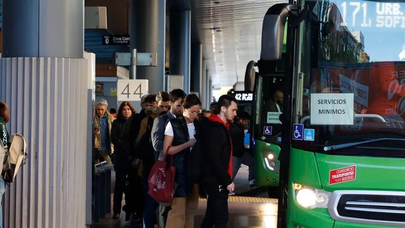 Cambia el transporte público: el Gobierno lanza un billete único para viajar en trenes y colectivos en todo el país.