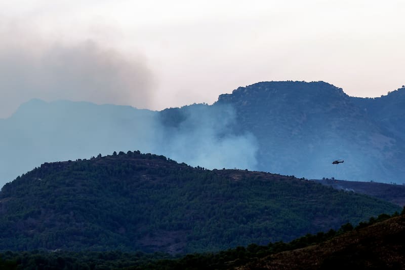 SONEJA (CASTELLÓN), 05/07/2026.-Cincuenta miembros de la Unidad Militar de Emergencias (UME), con un total de diecisiete vehículos, se van a incorporar a las labores de extinción del incendio forestal de Soneja (Castellón), cuyo avance e intensa humareda ha obligado a desalojar de forma preventiva a los vecinos de la localidad de Azuébar.- EFE/ Manuel Bruque