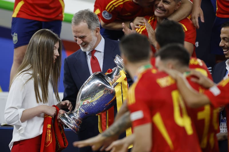 El rey Felipe VI y la infanta Sofia con el trofeo conseguido por la selección española (Fuente: EFE / Alberto Estévez)
