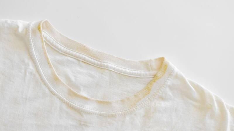 Estas soluciones rápidas y efectivas ayudarán a quitar las manchas amarillas de tu ropa blanca.