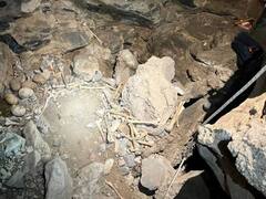 Saqueo revela tumba oculta de hace 500 años en cueva del desierto de Coahuila