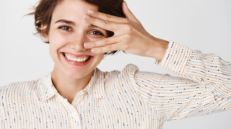 Las diferencias individuales en la percepción del color pueden estar influenciadas por la genética y también por factores ambientales y de desarrollo.