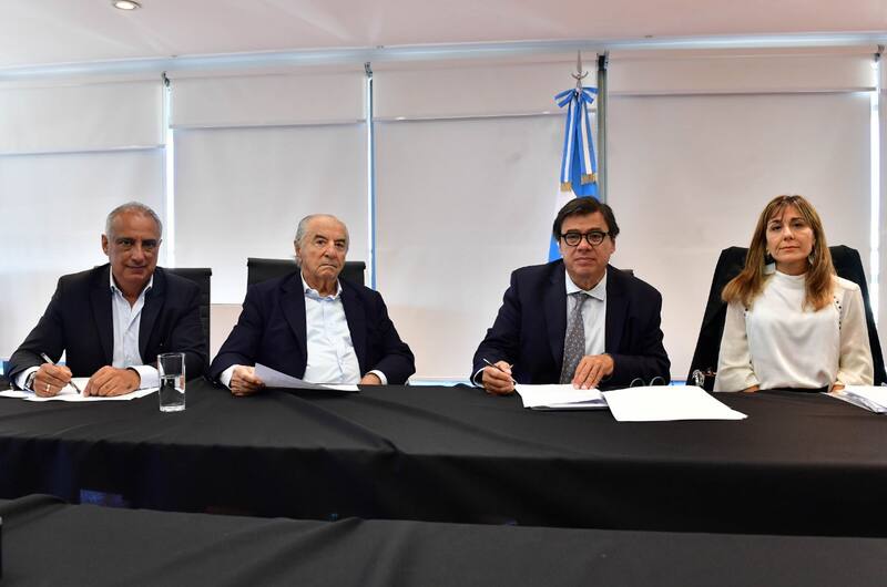 El Secretario General de FAECYS, Armando Cavalieri, y el ministro de Trabajo, Claudio Moroni, en la firma del cierre paritario.