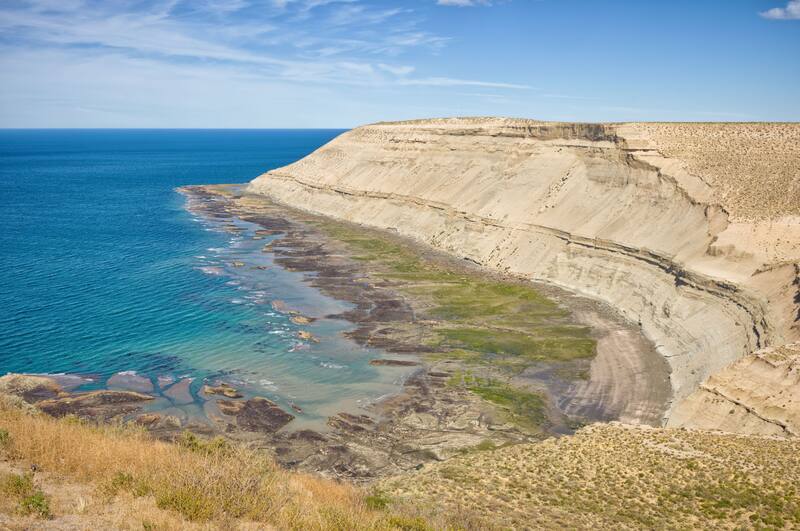 Así luce el agua turquesa de Rada Tilly (Wikimedia Commons - Otávio Nogueira)