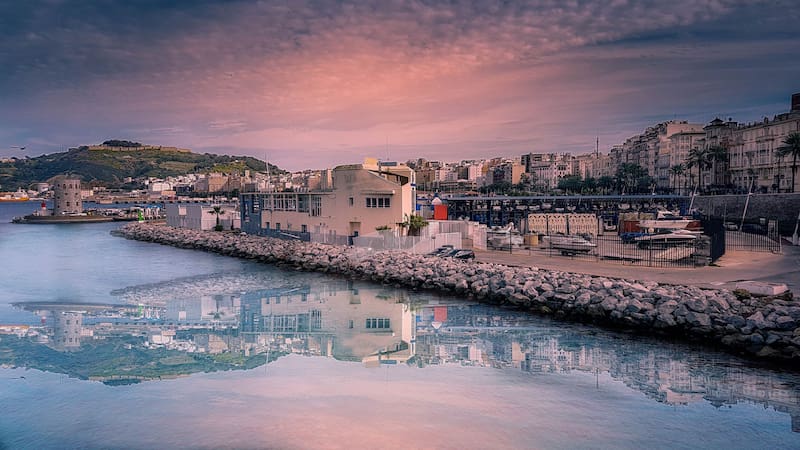 Paisaje de Ceuta que, junto a Melilla, es la ciudad autónoma más "odiada" por los españoles (Fuente: Shutterstock)
