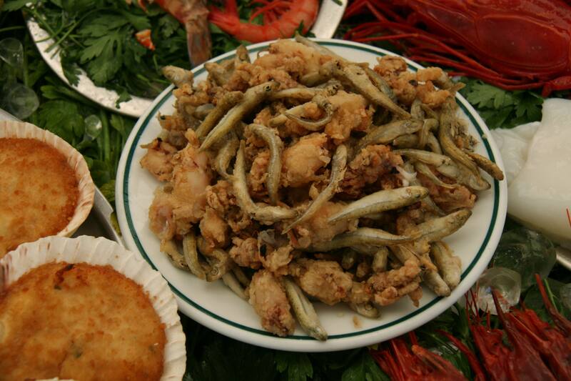 El pescaíto frito es una de las especialidades de Torremolinos (Fuente: Wikimedia Commons / Tamorlan)