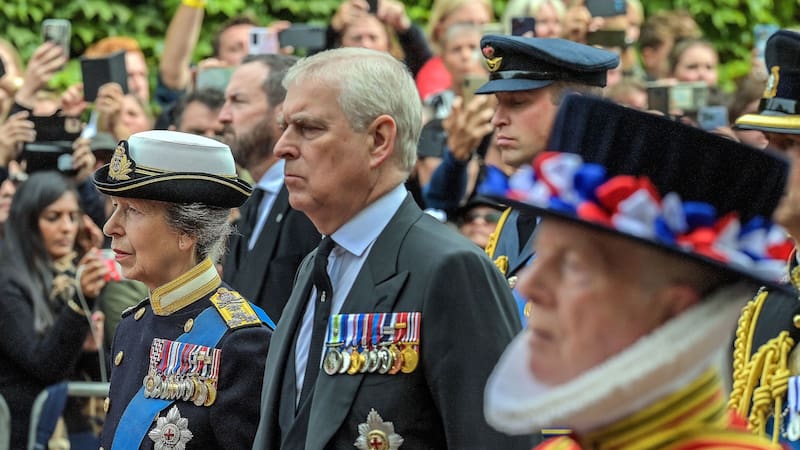 Casa Real inglesa: el príncipe Andrew bajo sospecha por ayudar a un espía chino.