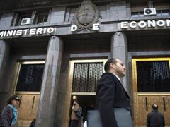 Para el Gobierno, la caída económica "es muy grande" y prevé crecer no más de 0,6% en 2018