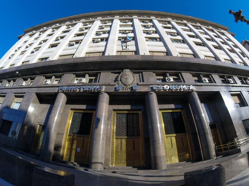 Un grupo de 170 economistas, analistas, profesores e investigadores de diversas universidades públicas, privadas, nacionales y del exterior, coincidieron en que la principal promesa de campaña del candidato libertario, Javier Milei, sería una "iniciativa desacertada".