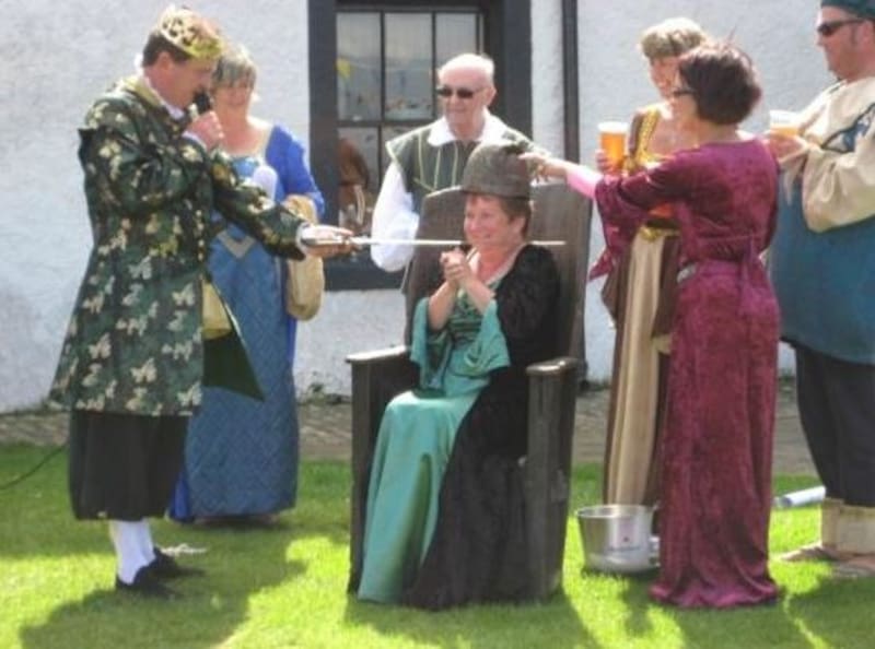 La tradición dice que se nombra un "rey" al que se lo baña en cerveza en su coronación.