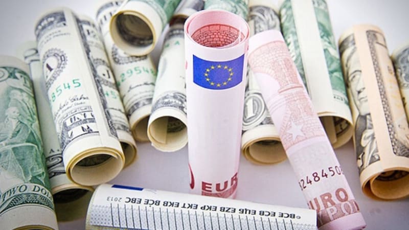 En todos estos países, usar dólares te saldrá caro: los turistas tendrán que pagar hasta un 10% más en sus compras.