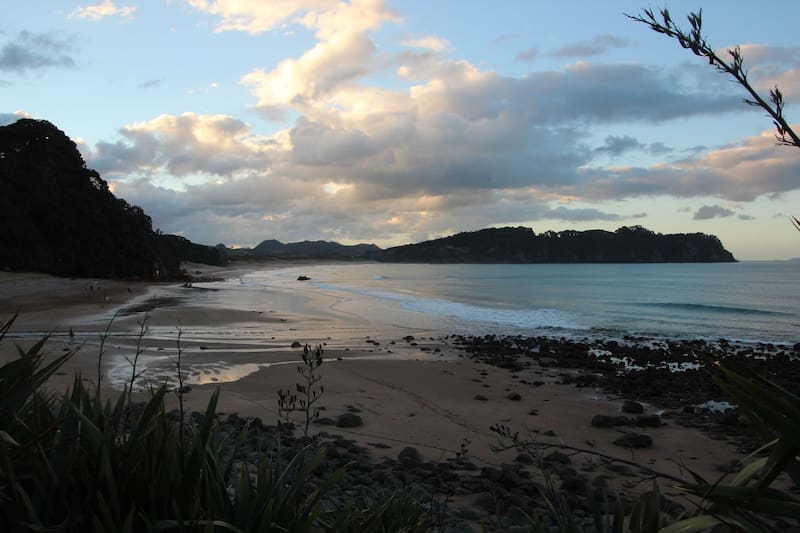 Esta playa neozelandesa combina el atractivo del océano con las propiedades relajantes de aguas termales (Fuente: Takver / Wikimedia Commons)