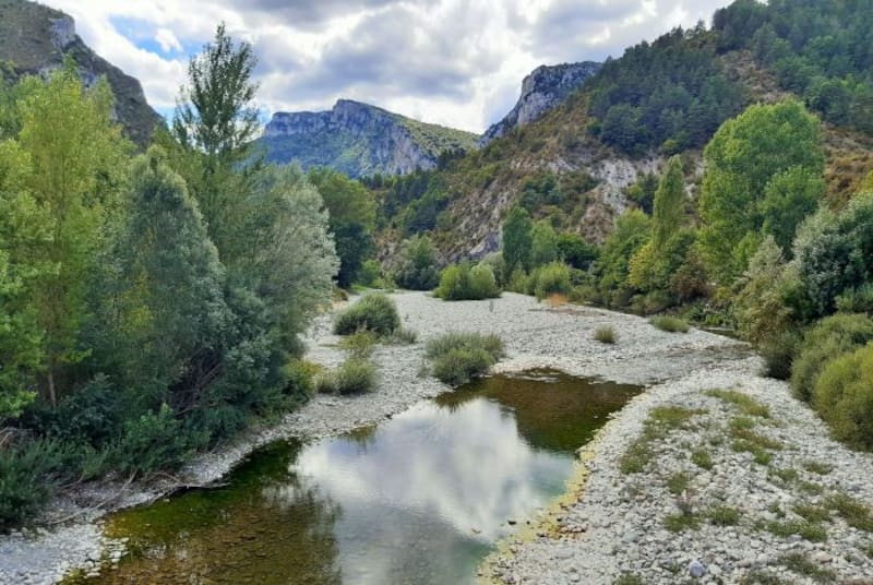 El pueblito de Navarra con 195 habitantes que está oculto entre montañas y magníficos paisajes. (foto: Pexels).