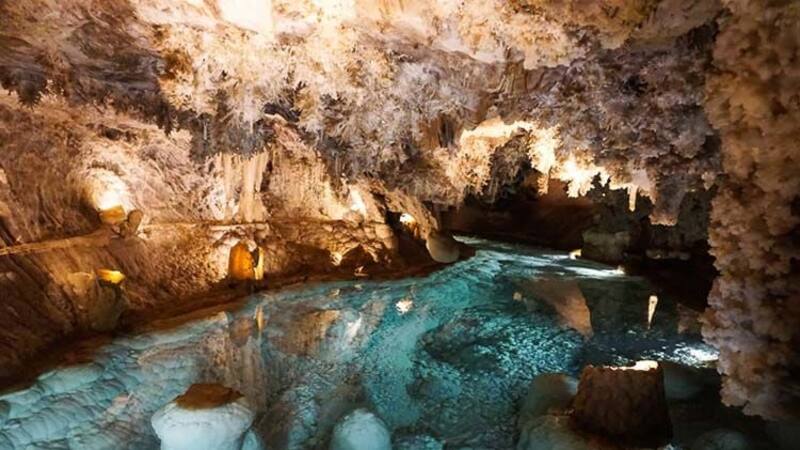 La impresionante cueva que puedes visitar en otoño en el centro de este pueblo andaluz.