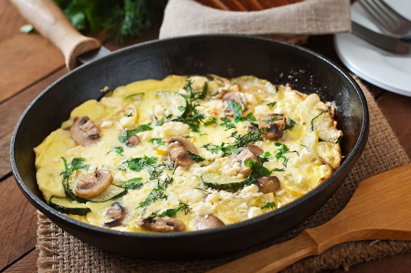 La frittata es un desayuno proteico ideal para tus mañanas. (Foto: Freepik)