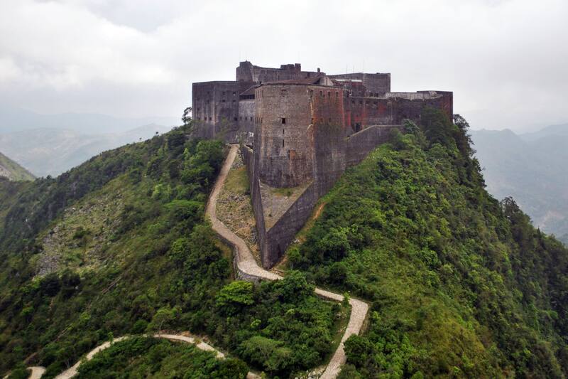 La Ciudadela Laferrière es el castillo más grande de Latinoamérica, construido en el siglo XIX. Fuente: SPC Gibran Torres en Wikimedia Commons.