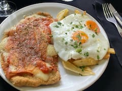 Con Perón y bien barato: este increíble bodegón ofrece los mejores platos caseros a precios increíbles