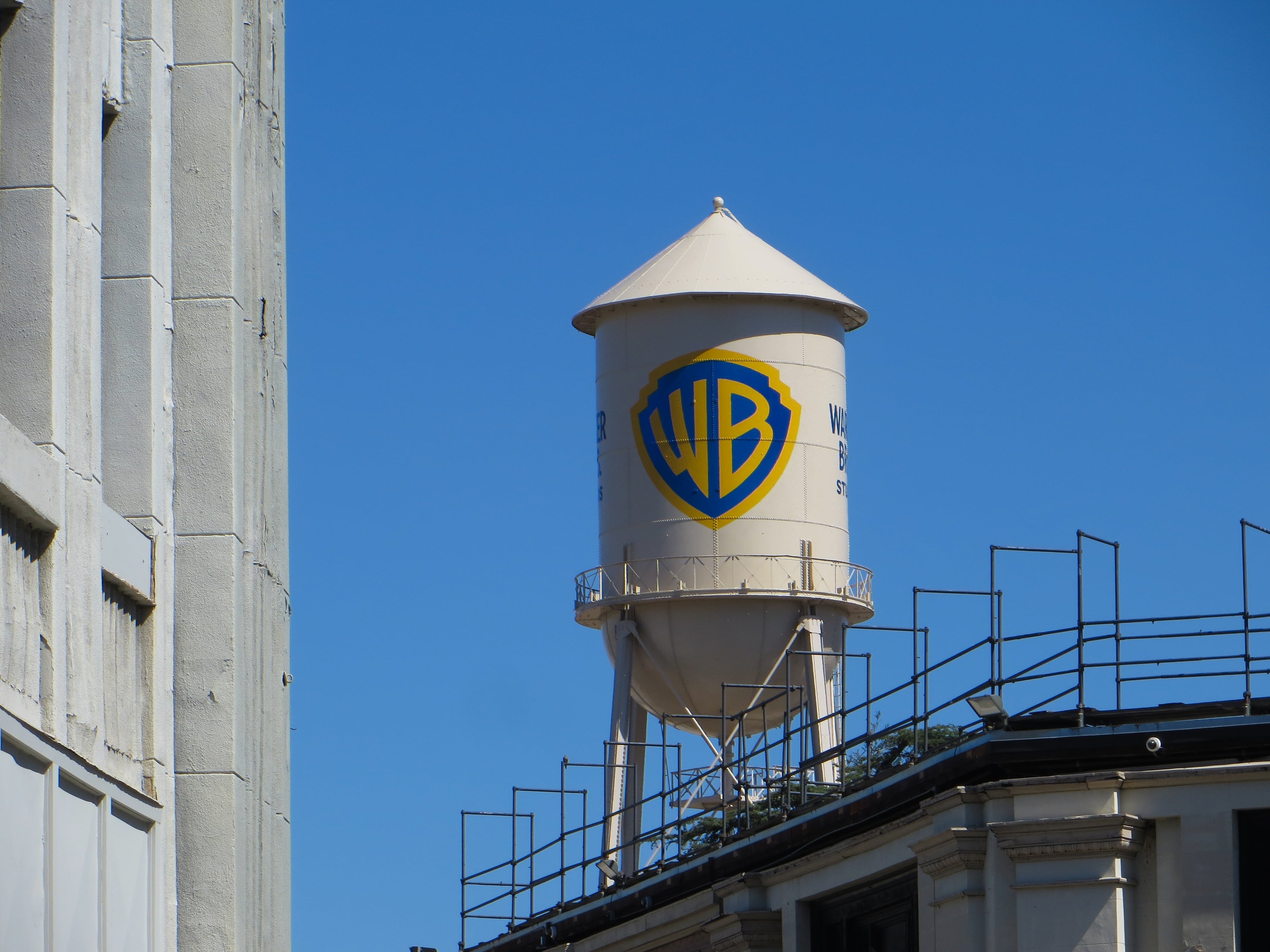 Warner Bros respalda a Netflix y planea rechazar la oferta de Paramount